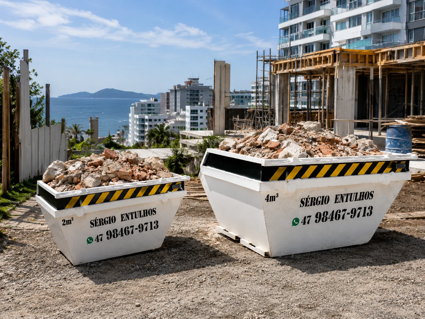 Duas caçambas reais da Sérgio Entulhos, uma de 2m³ e outra de 4m³, em ambiente de obra