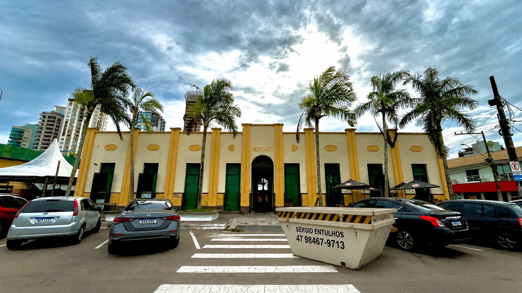 Caçamba da Sérgio Entulhos no Mercado Público de Itajaí para serviço de disk entulho