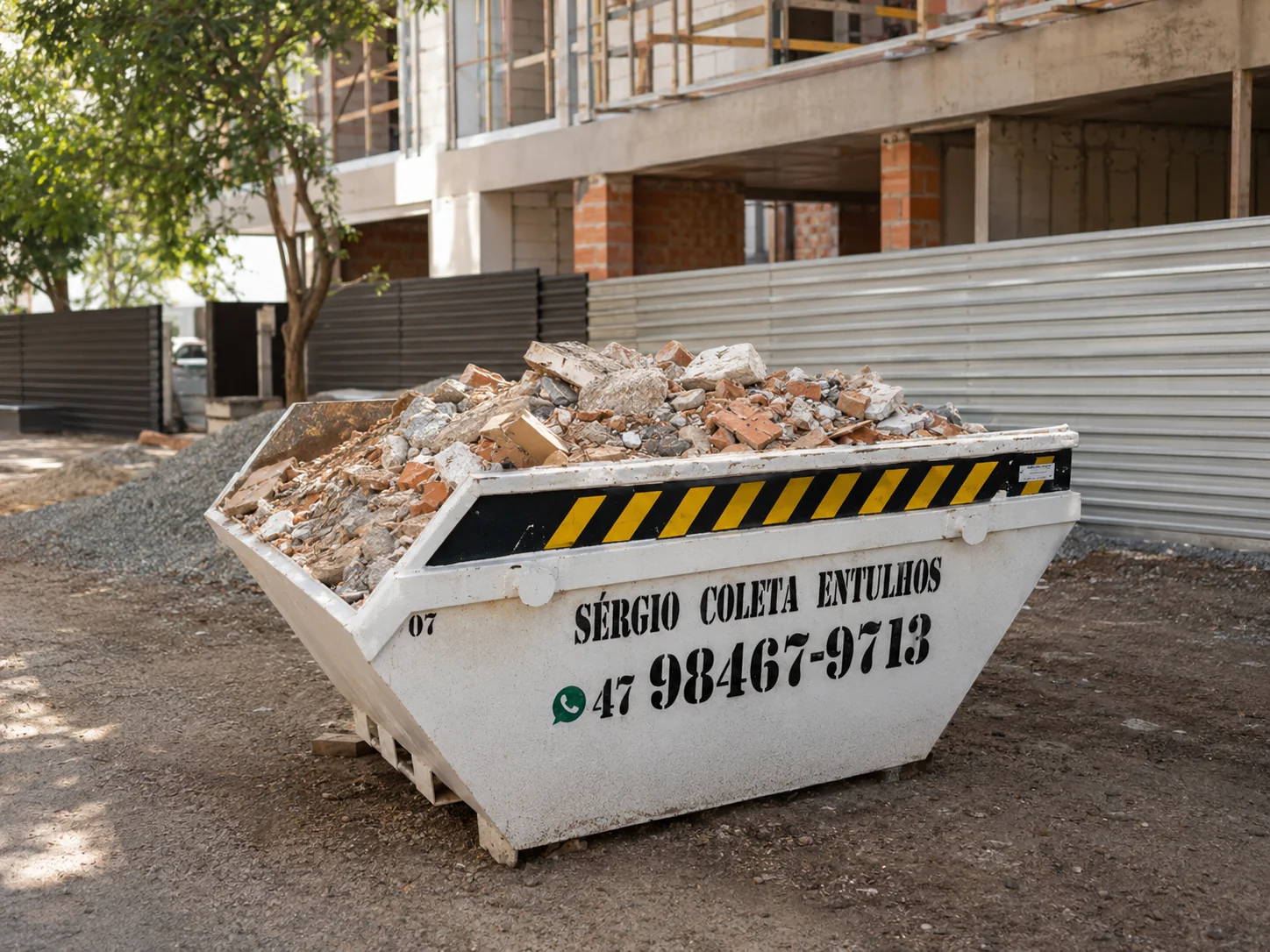 Caçamba cheia de entulho de obra e reforma